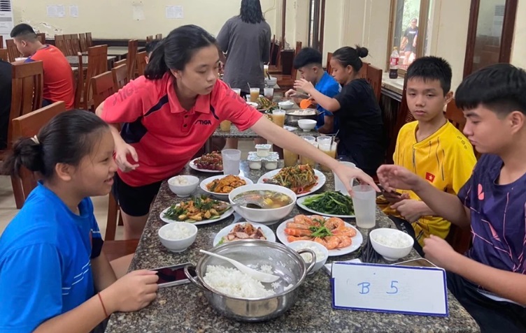 can-canh-bua-an-moi-nhat-cua-vdv-bong-ban-sau-lum-xum-doi-an-mam-com-day-dan-an-mai-khong-het