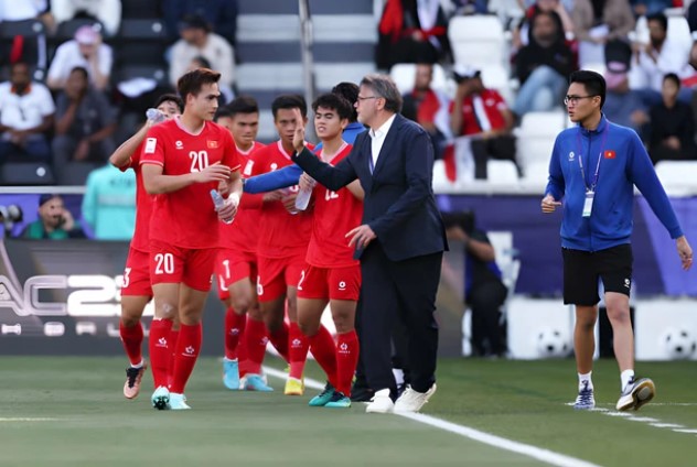 hlv-troussier-nhm-viet-nam-khong-hieu-ve-bong-da-tap-the-chi-thich-ca-nhan-toa-sang
